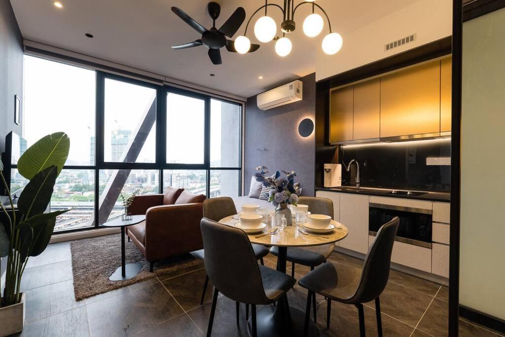 Klcc Musicalsty5Pax At Scarletzsuites Kuala Lumpur Exteriör bild